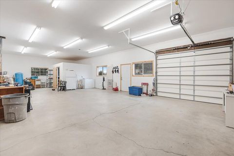 Tiny photo for 3855 NW Montgomery Avenue, Redmond, OR 97756 (MLS # 220212148)