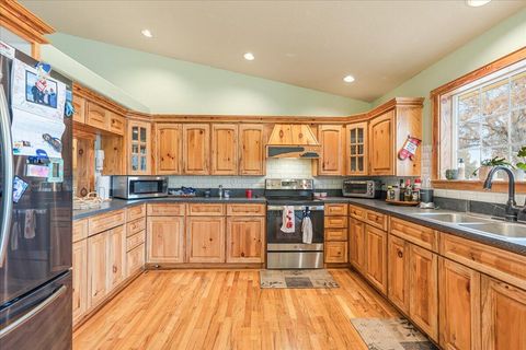 Tiny photo for 3855 NW Montgomery Avenue, Redmond, OR 97756 (MLS # 220212148)