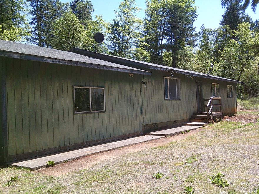 Wooded 1+ acre property with a 3 bedroom 2 bath 1428 sqft home. County says it was built in 1996. This is an Xome Auction property, the online bidding event will start on 01/03/26 and end on 01/06/26.
