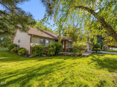 Tiny photo for 972 Harbor Isle Boulevard, Klamath Falls, OR 97601 (MLS # 220223460)
