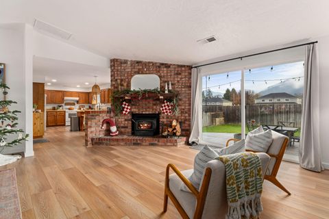 Tiny photo for 1949 Haviland Drive, Grants Pass, OR 97527 (MLS # 220212640)