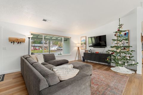 Tiny photo for 1949 Haviland Drive, Grants Pass, OR 97527 (MLS # 220212640)