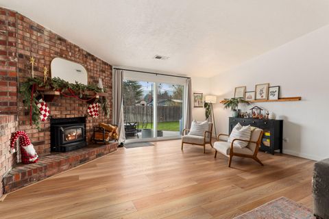 Tiny photo for 1949 Haviland Drive, Grants Pass, OR 97527 (MLS # 220212640)