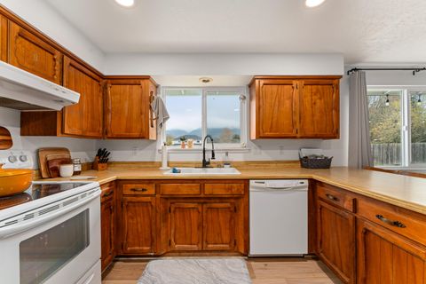 Tiny photo for 1949 Haviland Drive, Grants Pass, OR 97527 (MLS # 220212640)