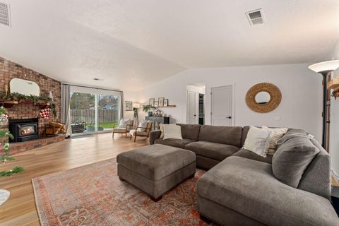 Tiny photo for 1949 Haviland Drive, Grants Pass, OR 97527 (MLS # 220212640)