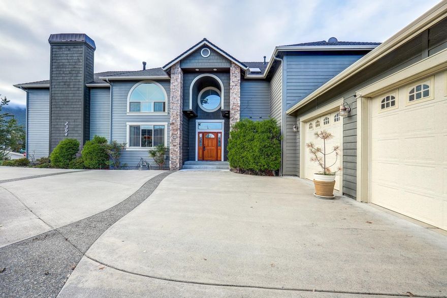 Unbelievable views in every direction, all rooms are large. Gourmet kitchen with gas stove and double ovens, granite counter tops and upgraded fixtures. Extra large laundry room, 3 gas fireplaces, 4 bedrooms and 3 1/2 baths. living room with soaring ceiling and windows. Master bedroom on first floor with gas fireplace humongous walk-in closet with built-ins and a deck. Second floor features 3 bedrooms, 2 baths and a very large family or entertainment room.