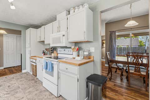 Tiny photo for 1934 SW 28th Court, Redmond, OR 97756 (MLS # 220226952)