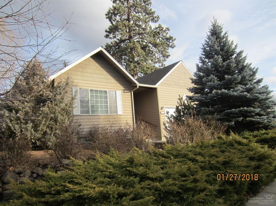 Nice single level home with new flooring and interior paint. 3 bedrooms 2 baths. RV parking. Backs to large pasture for privacy. Big back deck. View of the Butte. 1752 sf home w/large separate living room & formal dining room. Great room/family room off the kitchen. Vaulted ceilings, casablanca fan, pantry, fenced, sprinkler system. Double car garage.