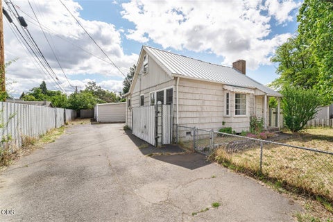 Tiny photo for 214 N Columbus Avenue, Medford, OR 97501 (MLS # 220223079)