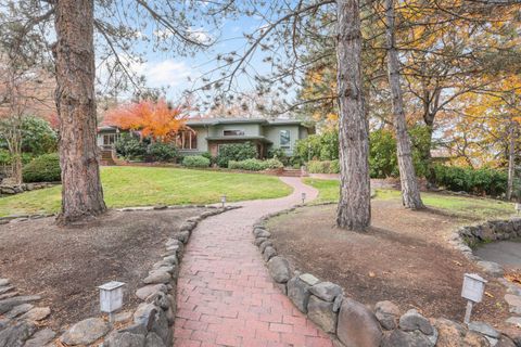 Photo of 903 Pinecrest Terrace, Ashland, OR 97520 (MLS # 220211999)