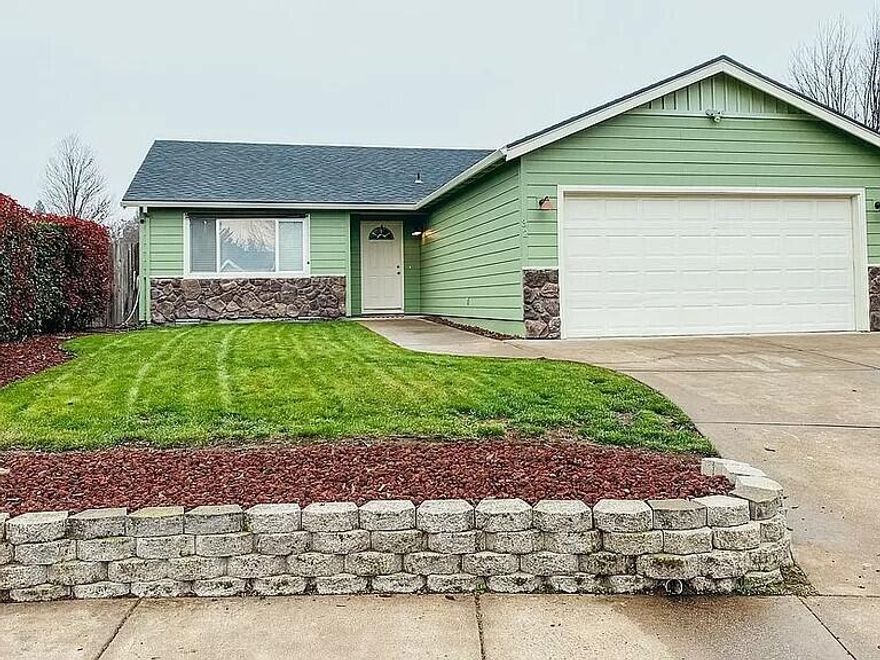 Lovely home located in a nice neighborhood,  1336 square ft, 3 bedrooms and 2.0 bathrooms.