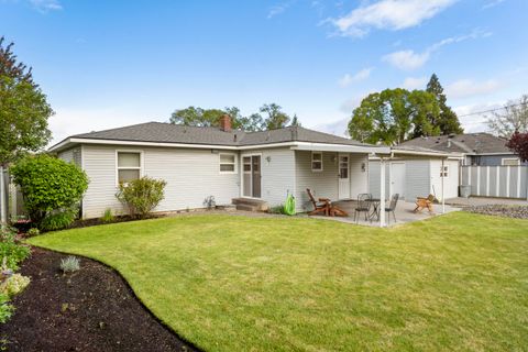 Tiny photo for 946 SW 13th Street, Redmond, OR 97756 (MLS # 220221686)