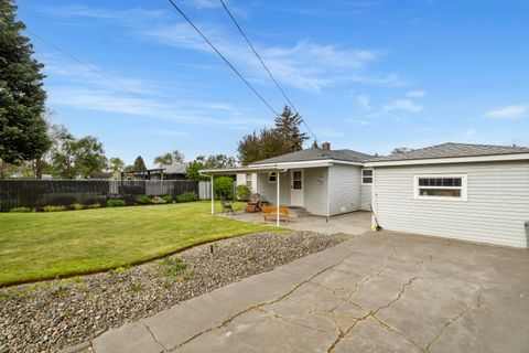 Tiny photo for 946 SW 13th Street, Redmond, OR 97756 (MLS # 220221686)