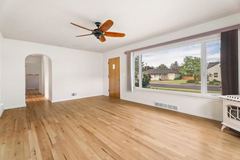 Tiny photo for 946 SW 13th Street, Redmond, OR 97756 (MLS # 220221686)
