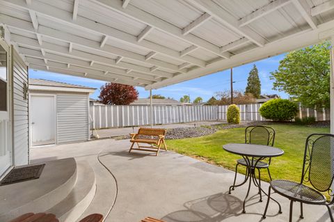 Tiny photo for 946 SW 13th Street, Redmond, OR 97756 (MLS # 220221686)