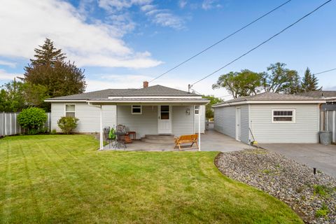 Tiny photo for 946 SW 13th Street, Redmond, OR 97756 (MLS # 220221686)
