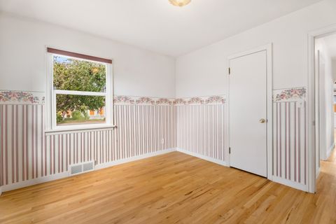 Tiny photo for 946 SW 13th Street, Redmond, OR 97756 (MLS # 220221686)