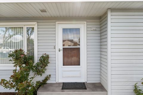 Tiny photo for 946 SW 13th Street, Redmond, OR 97756 (MLS # 220221686)