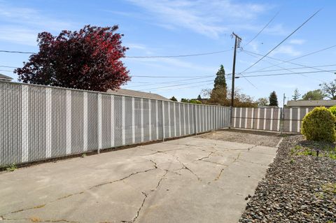 Tiny photo for 946 SW 13th Street, Redmond, OR 97756 (MLS # 220221686)