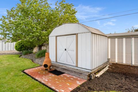 Tiny photo for 946 SW 13th Street, Redmond, OR 97756 (MLS # 220221686)