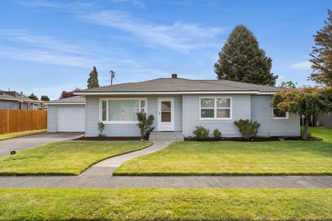 Photo of 946 SW 13th Street, Redmond, OR 97756 (MLS # 220221686)