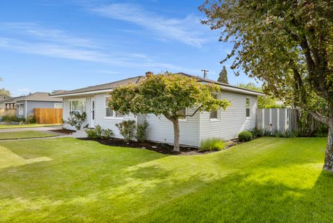 Tiny photo for 946 SW 13th Street, Redmond, OR 97756 (MLS # 220221686)