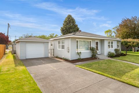 Tiny photo for 946 SW 13th Street, Redmond, OR 97756 (MLS # 220221686)