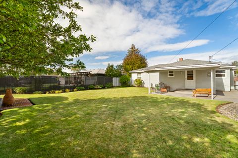Tiny photo for 946 SW 13th Street, Redmond, OR 97756 (MLS # 220221686)