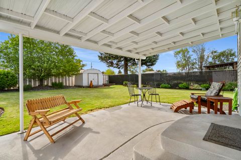 Tiny photo for 946 SW 13th Street, Redmond, OR 97756 (MLS # 220221686)