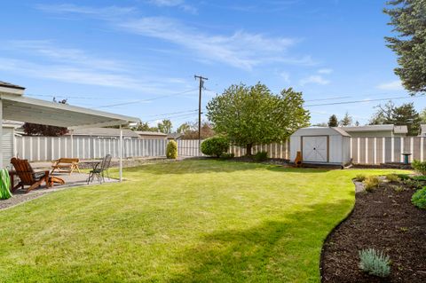 Tiny photo for 946 SW 13th Street, Redmond, OR 97756 (MLS # 220221686)