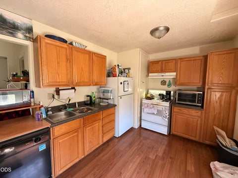 Tiny photo for 411 SE L Street, Grants Pass, OR 97526 (MLS # 220227379)