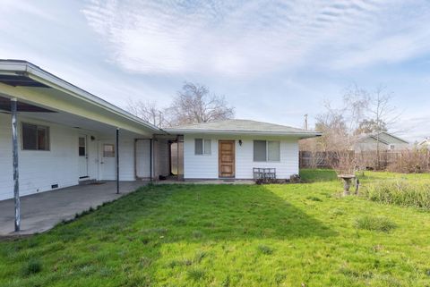 Tiny photo for 714 NE Riddle Drive, Grants Pass, OR 97526 (MLS # 220214330)