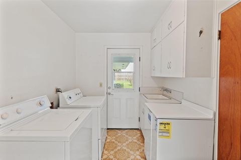 Tiny photo for 714 NE Riddle Drive, Grants Pass, OR 97526 (MLS # 220214330)