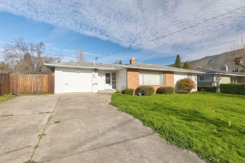 Tiny photo for 714 NE Riddle Drive, Grants Pass, OR 97526 (MLS # 220214330)