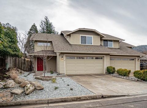Photo of 115 Oak Meadows Place, Ashland, OR 97520 (MLS # 220215363)