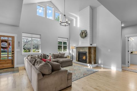 Tiny photo for 920 NW 15th Street, Redmond, OR 97756 (MLS # 220212772)