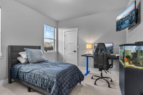 Tiny photo for 920 NW 15th Street, Redmond, OR 97756 (MLS # 220212772)