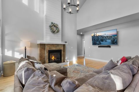 Tiny photo for 920 NW 15th Street, Redmond, OR 97756 (MLS # 220212772)