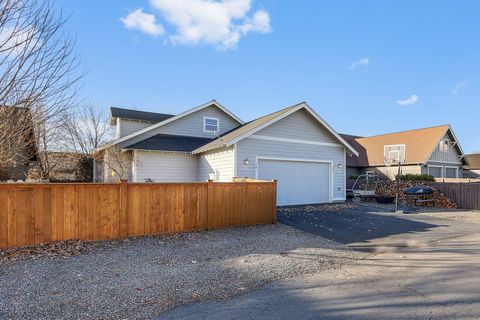 Tiny photo for 920 NW 15th Street, Redmond, OR 97756 (MLS # 220212772)