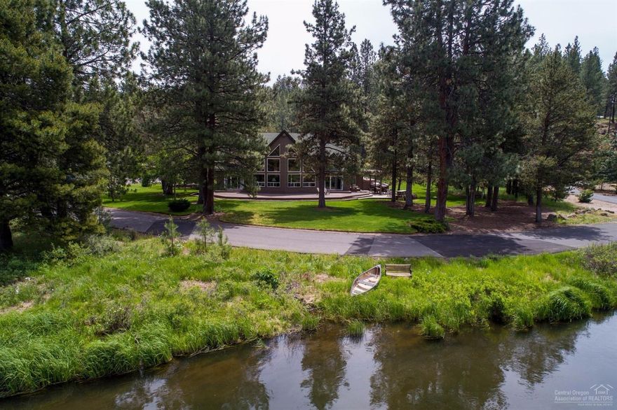 In River Bluff Estates, a private gated enclave, this NW design melds farmhouse & timber frame architecture on 4 acres w/300 ft of riverfront. Picture windows, lush landscape & river view. Lg kitchen w/slab granite counters, Viking appliances, heart pine floors, 2 dining areas, river rock fireplace, main level master suite w/ his & her closets, master bath w/steam shower & soaking tub & office/library. Two bedrooms & bath up plus a studio & a bonus room. Paver patio w/Pergola, outdoor kitchen & fireplace.