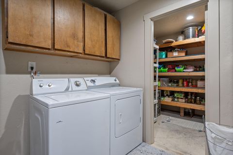 Tiny photo for 444 NW Pinecrest Drive, Prineville, OR 97754 (MLS # 220216976)