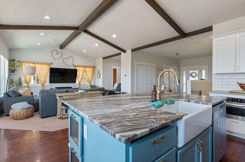 Tiny photo for 444 NW Pinecrest Drive, Prineville, OR 97754 (MLS # 220216976)