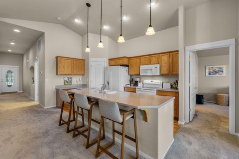 Tiny photo for 3626 SW 29th Street, Redmond, OR 97756 (MLS # 220220101)