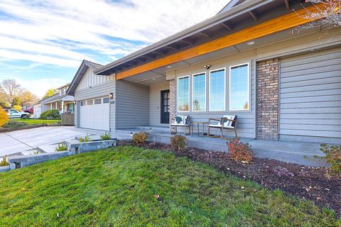 Tiny photo for 3228 Auburn Way, Medford, OR 97504 (MLS # 220212047)