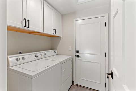 Tiny photo for 3228 Auburn Way, Medford, OR 97504 (MLS # 220212047)