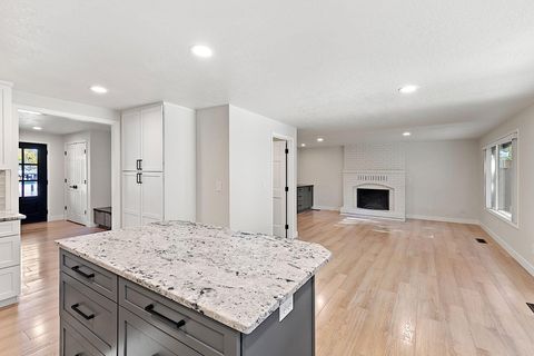 Tiny photo for 3228 Auburn Way, Medford, OR 97504 (MLS # 220212047)