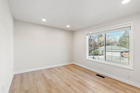 Tiny photo for 3228 Auburn Way, Medford, OR 97504 (MLS # 220212047)