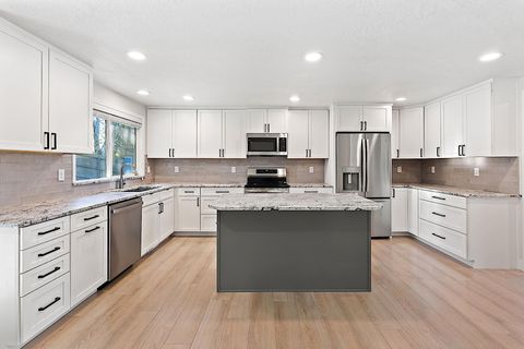 Tiny photo for 3228 Auburn Way, Medford, OR 97504 (MLS # 220212047)