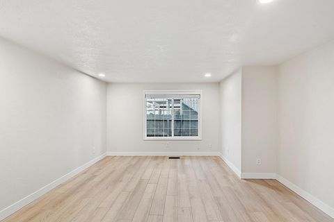 Tiny photo for 3228 Auburn Way, Medford, OR 97504 (MLS # 220212047)