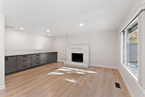 Tiny photo for 3228 Auburn Way, Medford, OR 97504 (MLS # 220212047)